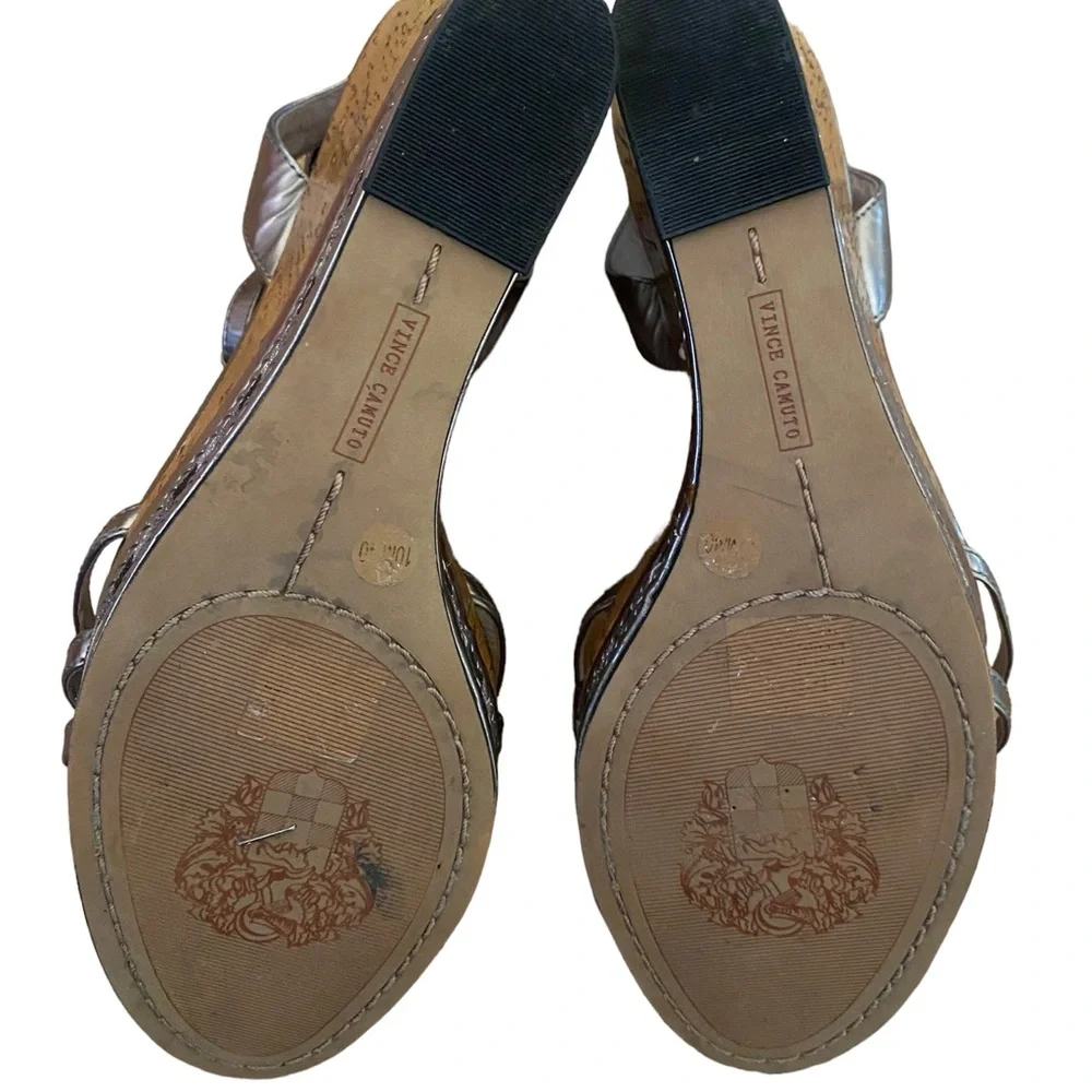 Vince Camuto Tasha Mirror Metallic Silver Leather T-Strap Cork Wedge Sandal Siz…